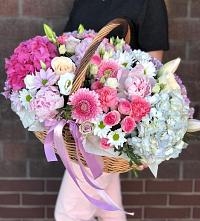 Композиция солнечный день в Ялте Цветочная композиция из Розы, Хризантемы, Пионы и Лизиантусы в корзине в Ялте